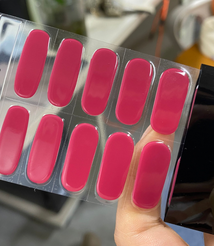 20 nagel wraps Magenta Pantone op een strip